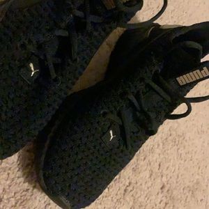 Black PUMA athletic shoe. Size 7.